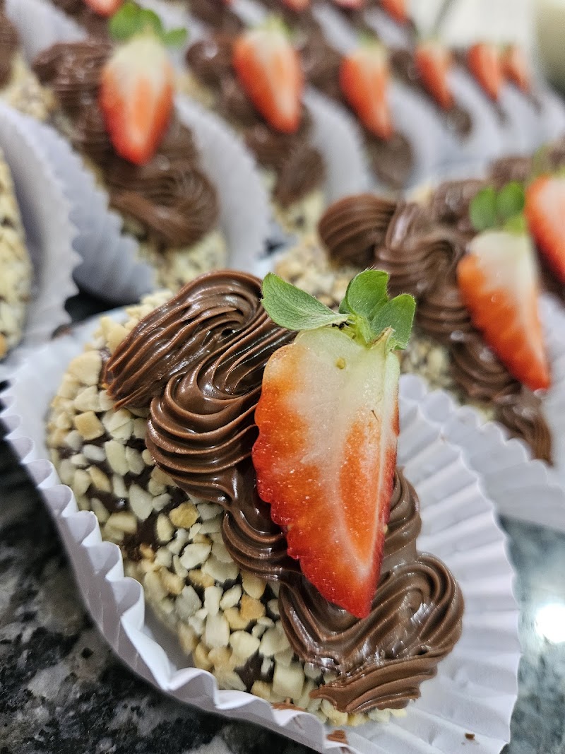 Morango fresco sobre um doce artesanal com chocolate