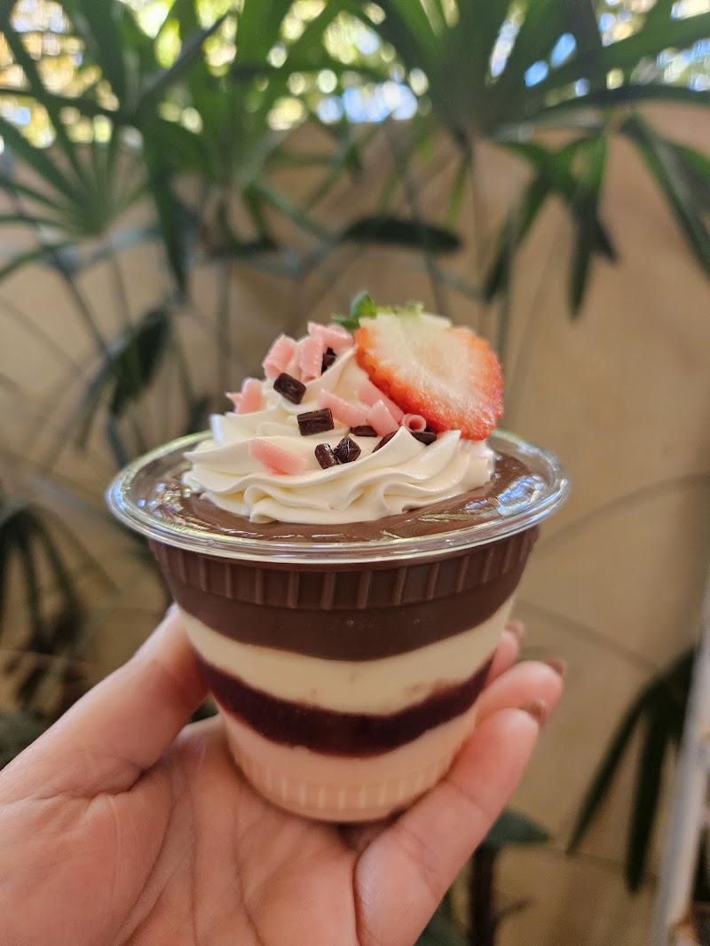 Sobremesa em camadas de chocolate, creme e morango