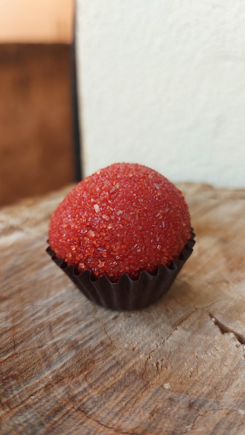 Doce artesanal coberto com açúcar vermelho