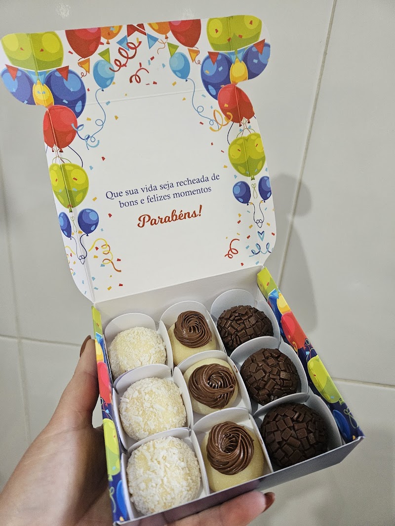 Caixa de docinhos variados preparada para presentear